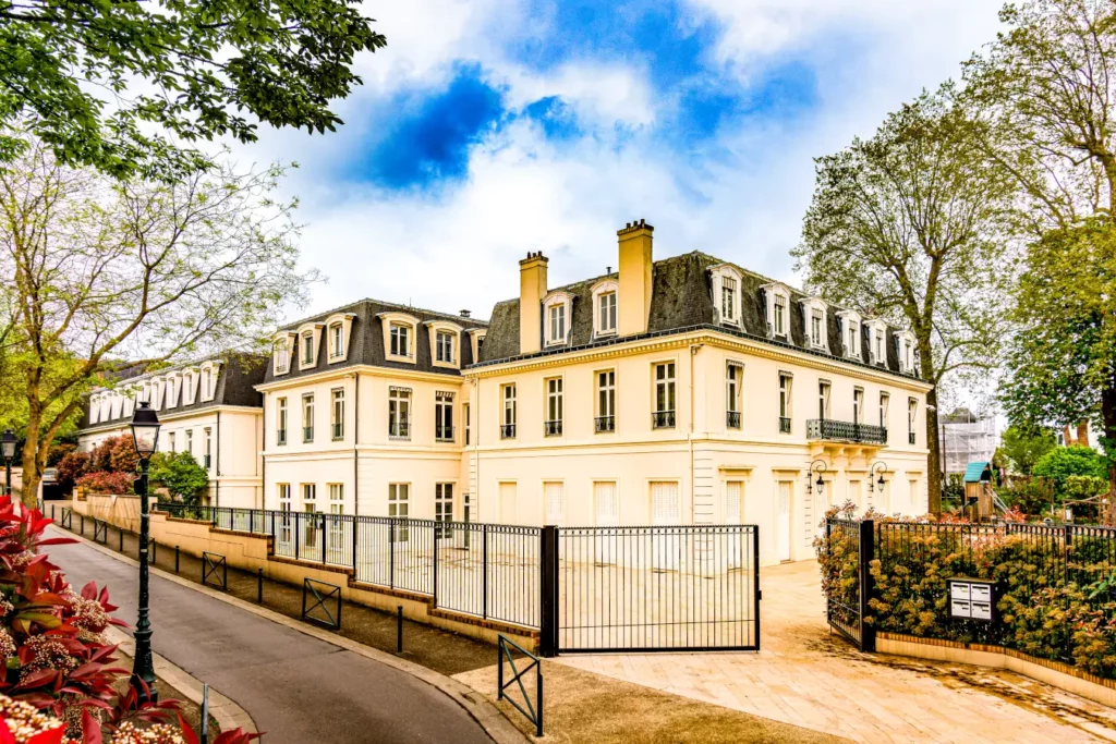 bel immeuble blanc rénové en région parisienne