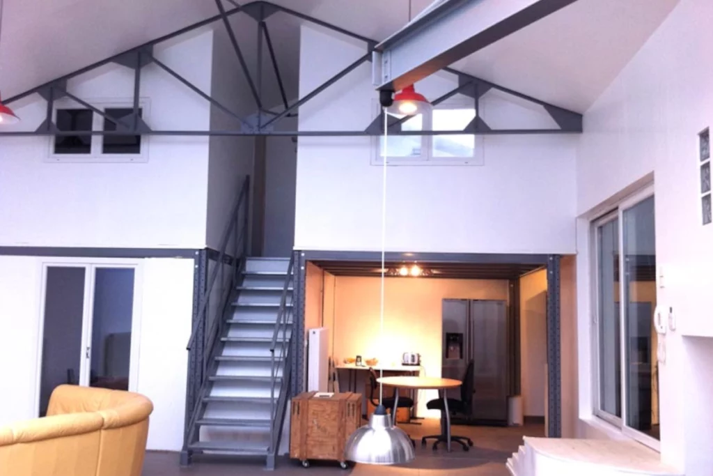Aménagement intérieur d'un loft issu de la transformation d'un bâtiment industriel