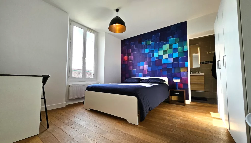 Chambre contemporaine aménagée dans un immeuble ancien rénové