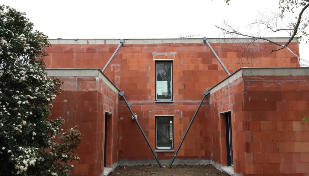 Construction d'une maison d'architecte individuelle briques isolation thermique