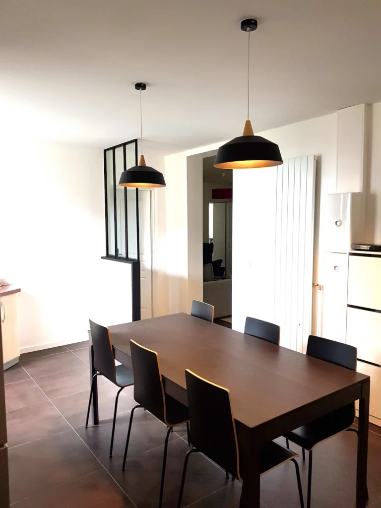 Appartement rénové dans un immeuble de rapport avec salle à manger contemporaine