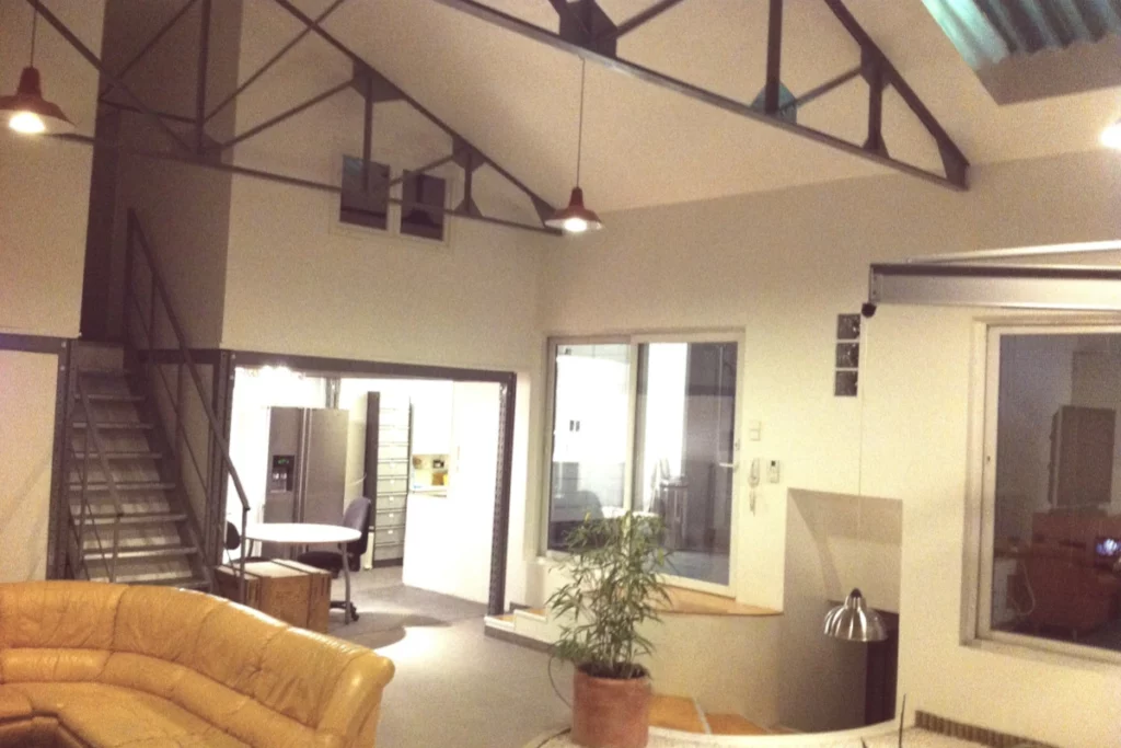 Loft créé dans une ancienne usine industrielle après réhabilitation