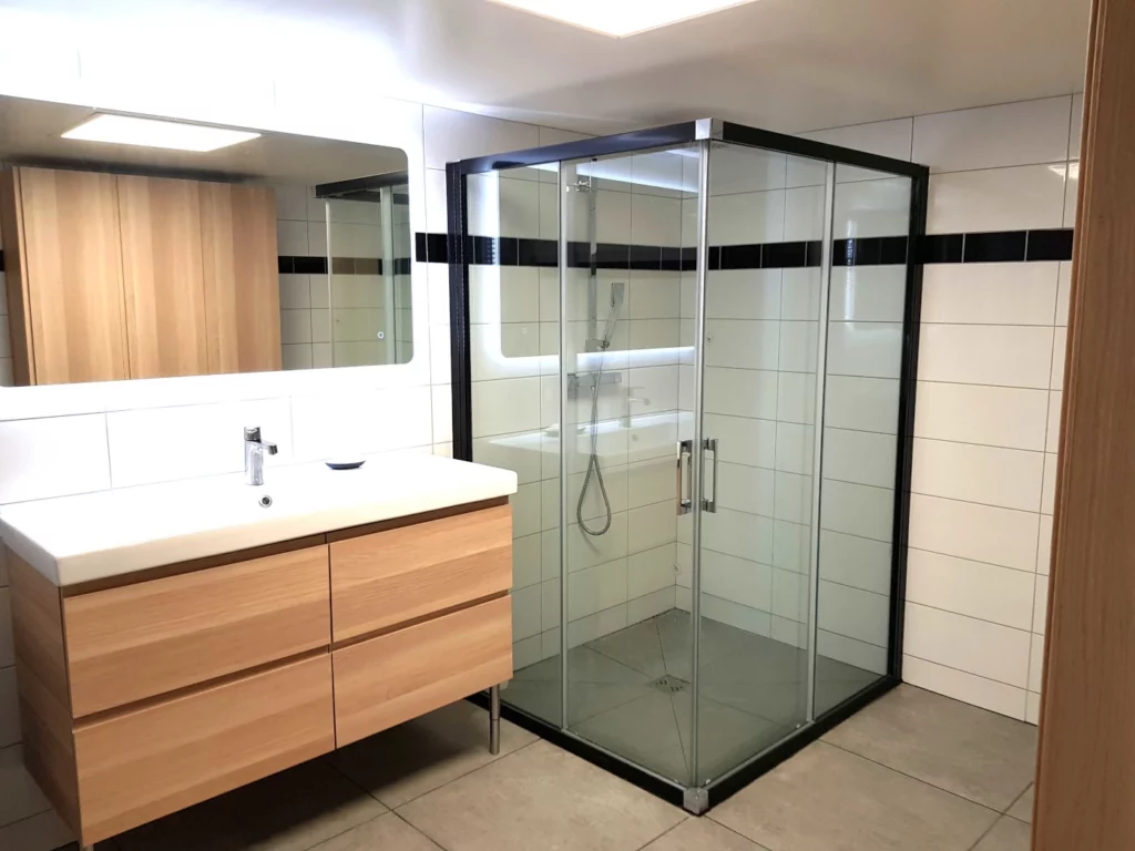 Salle de bain moderne réalisée dans un appartement rénové en région parisienne