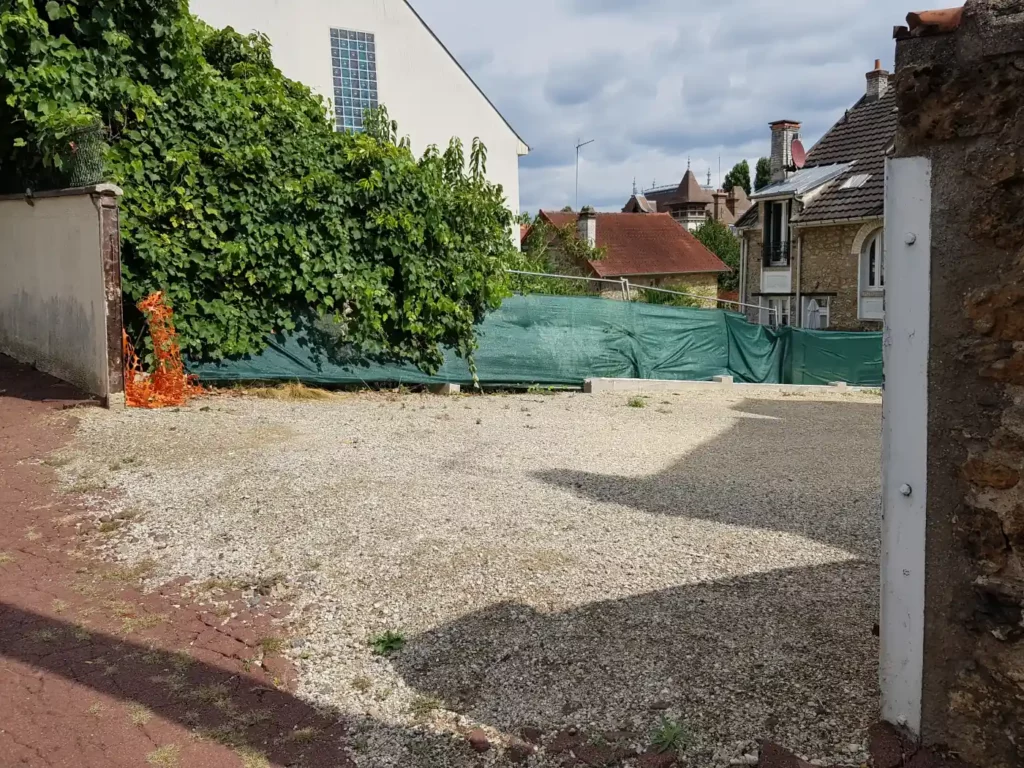Terrain constructible valorisé avant revente avec permis purgé en zone ABF